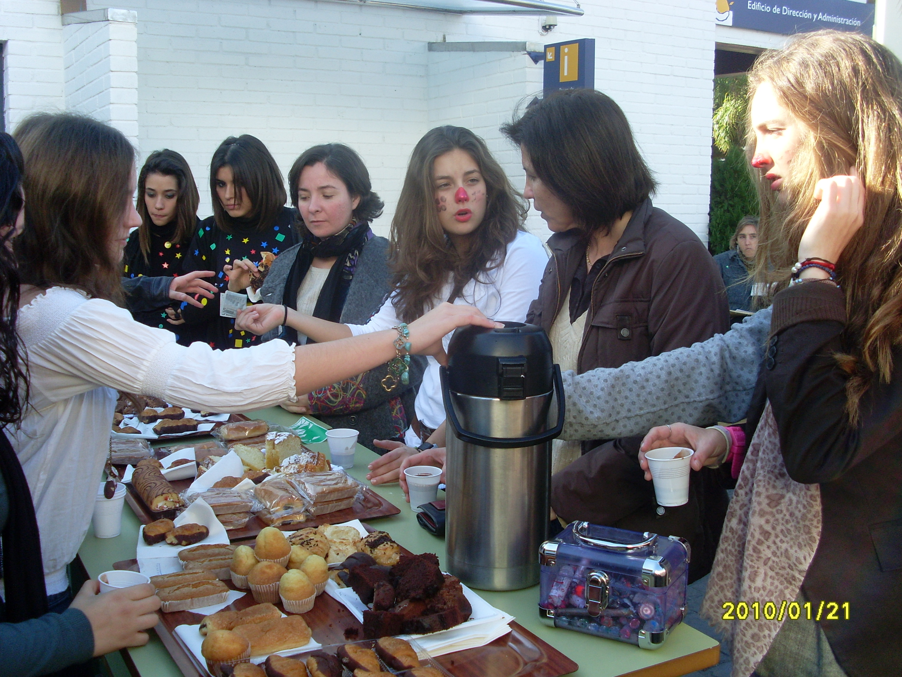 Los estudiantes vendieron pasteles y chocolate durante la mañana.