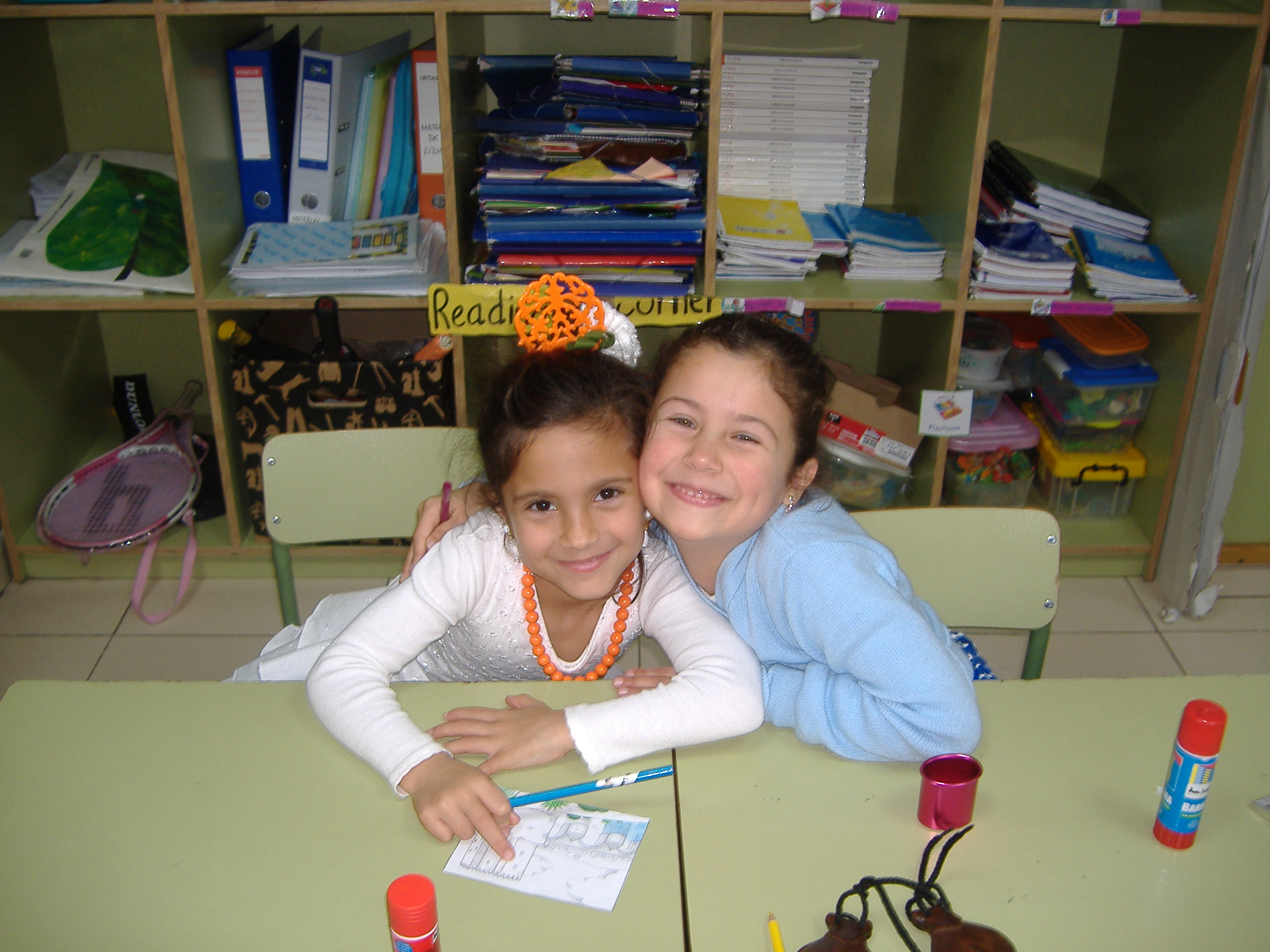Dos alumnas de Primaria, felices en la celebración del Día de Andalucía