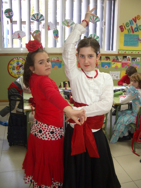 Dos niñas bailando en la clase en una de las actividades del Día de Andalucía