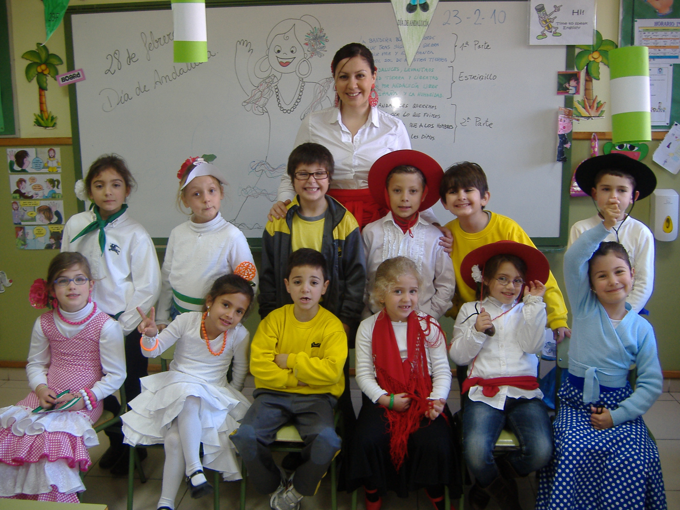 La profesora Noelia Molinillo, con los alumnos de sus clase