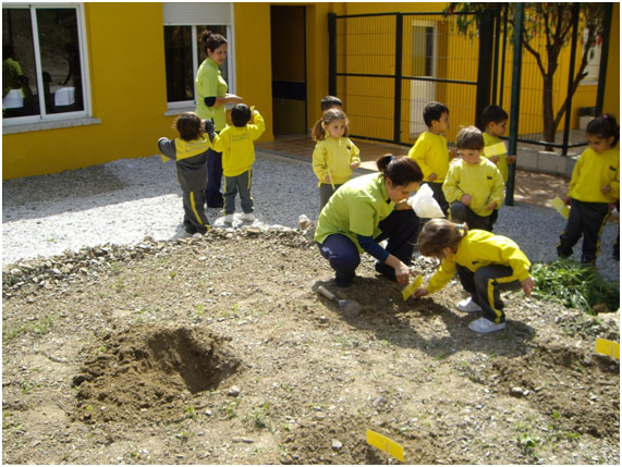 Los niños de Infantil disfrutaron enormemente en el huerto con sus profesores.