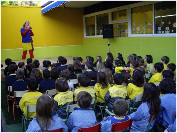 Ana Llébrez contando un cuento a los pequeños de Novaschool Añoreta.