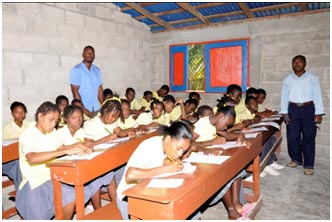 Alumnos y profesores, en la escuela creada por Kakok Foundation en Haití.