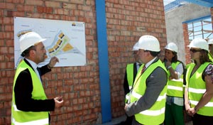 El arquitecto de la obra explicando a las autoridades, la magnitud de la obra de la nueva Escuela Infantil de Benalmádena