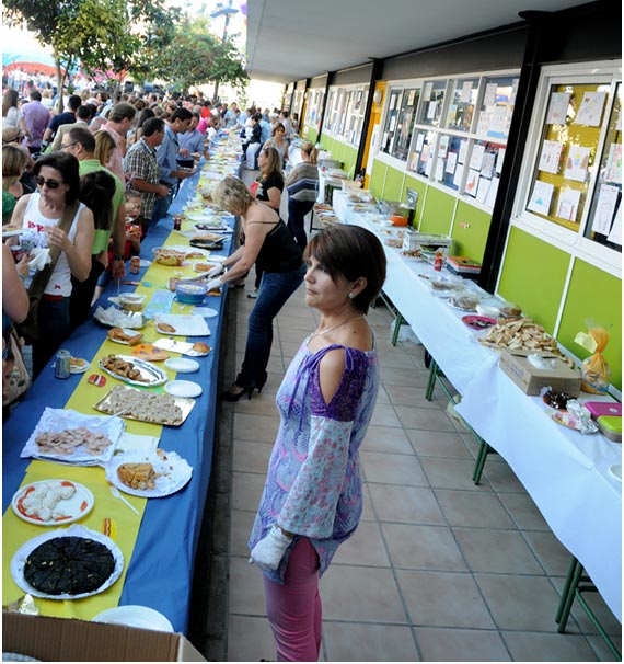 La comida de la fiesta corrió a cargo de los padres del AMPA, que un año más crearon el Mercadillo Gastronómico
