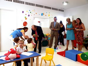 El alcalde de Granada, José Torres, mostrando su interés por los menores matriculados en la nueva escuela.