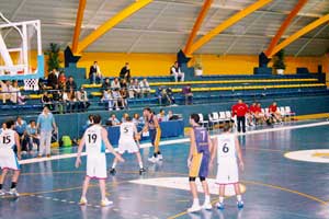 Una imagen de los jugadores del Club Baloncesto Novaschool atacando la defenza zonal del rival.