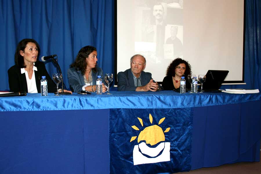 De izquierda a derecha, Ada Valero, Vicedirectora Novaschool Añoreta; Elvira Báez, Directora; José Marfil y la historiadora Lourdes Peláez.